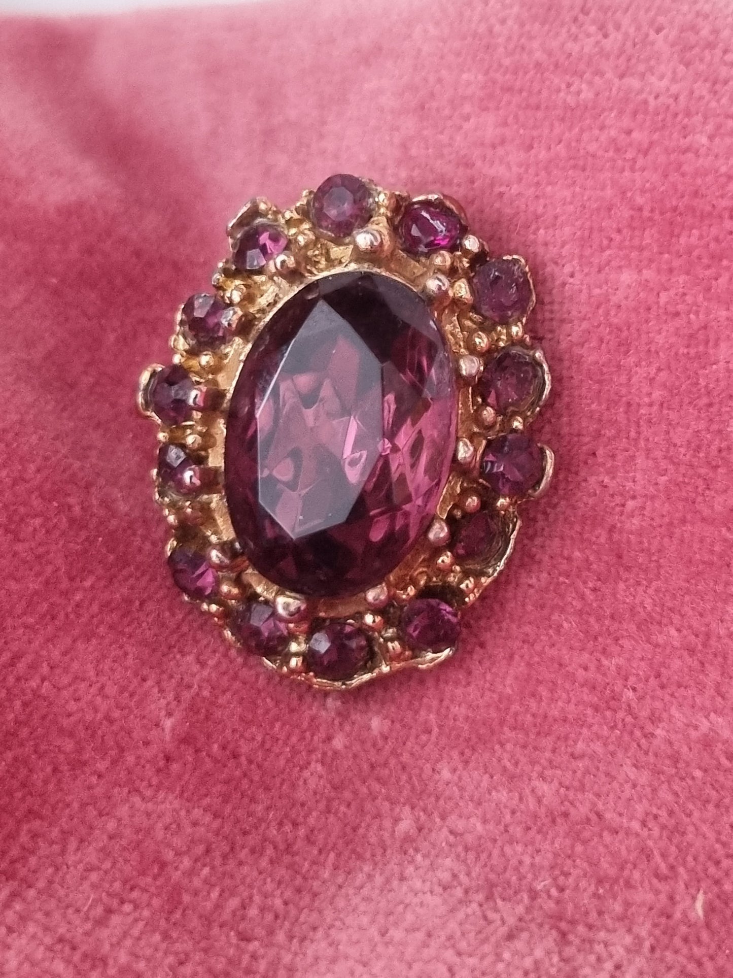 Vintage Brooch Gold Tone Purple Oval Glass