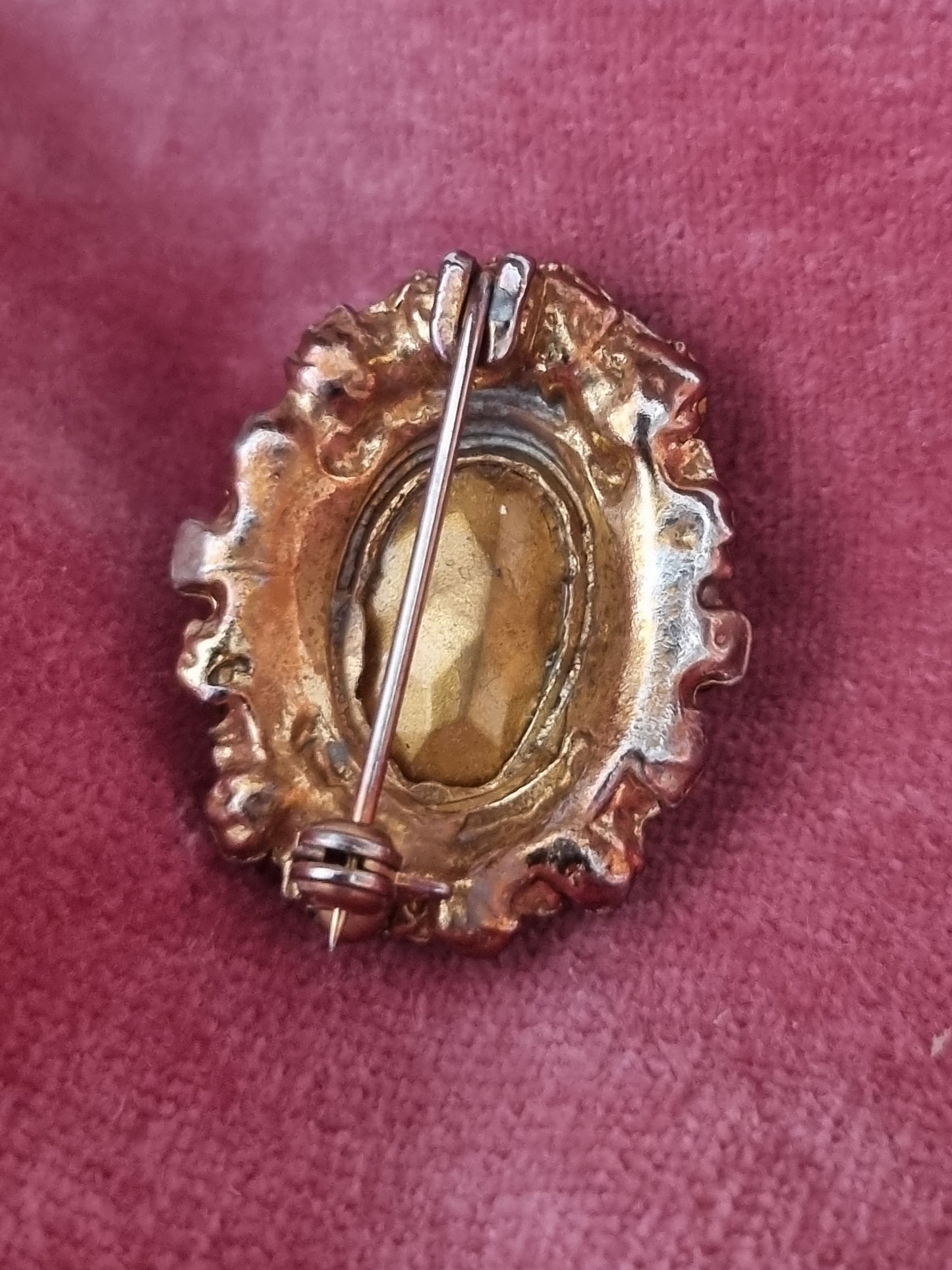Vintage Brooch Gold Tone Purple Oval Glass