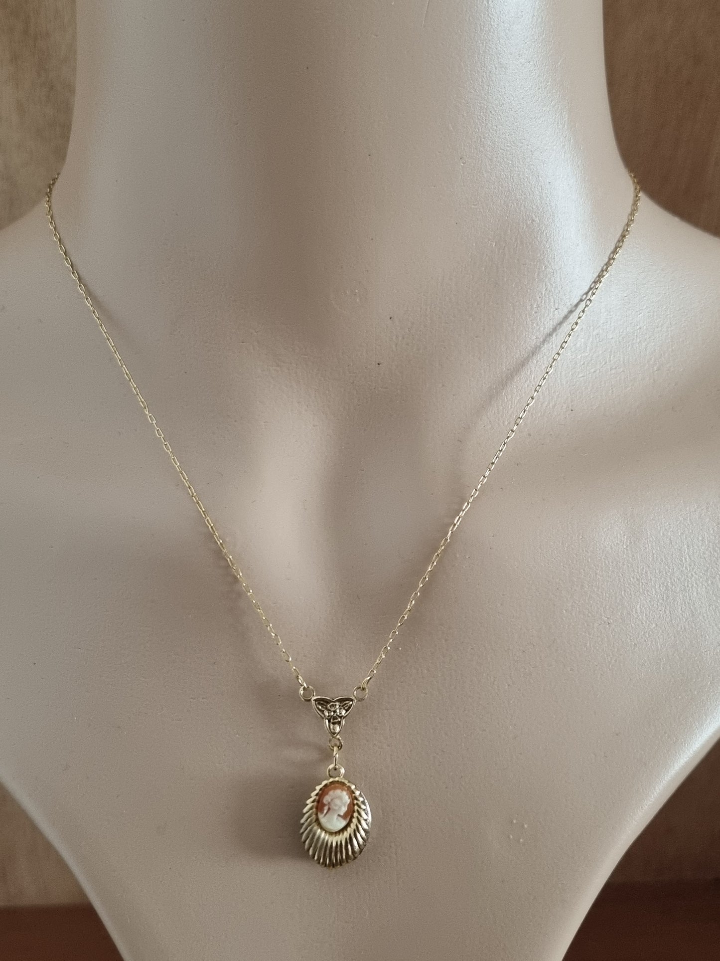 Vintage Necklace Costume Gold Tone Woman Cameo Oval Locket