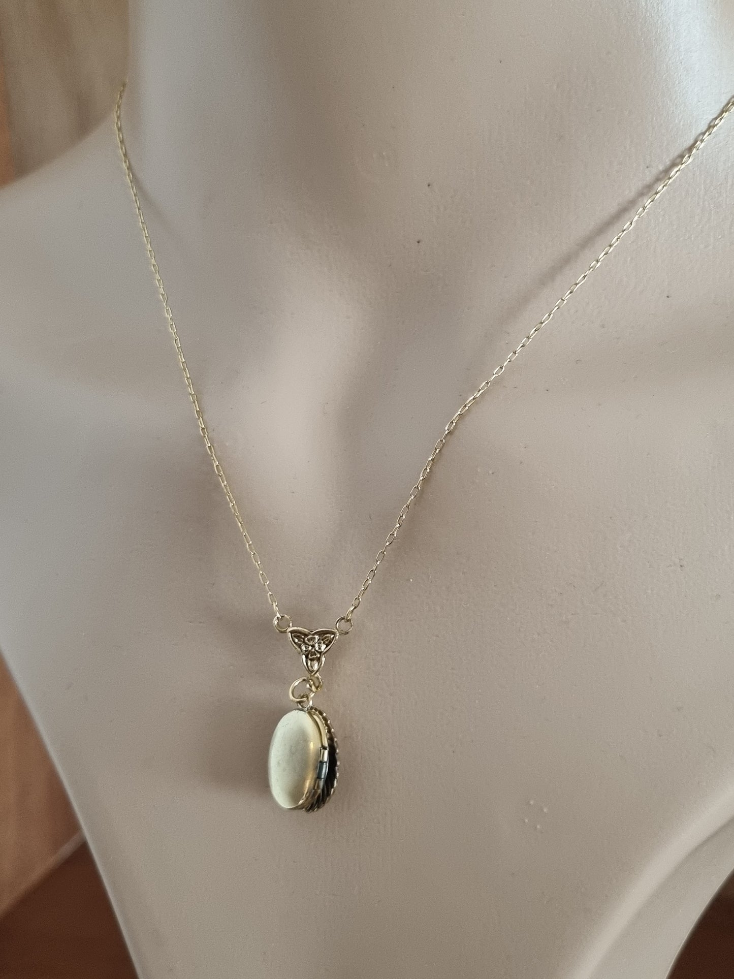 Vintage Necklace Costume Gold Tone Woman Cameo Oval Locket