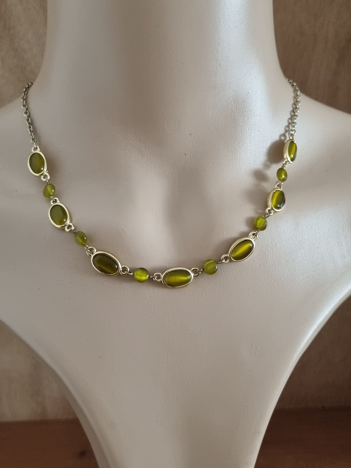 Vintage Necklace Gold Tone Green Peridot Cat Eye Necklace Costume Chain.