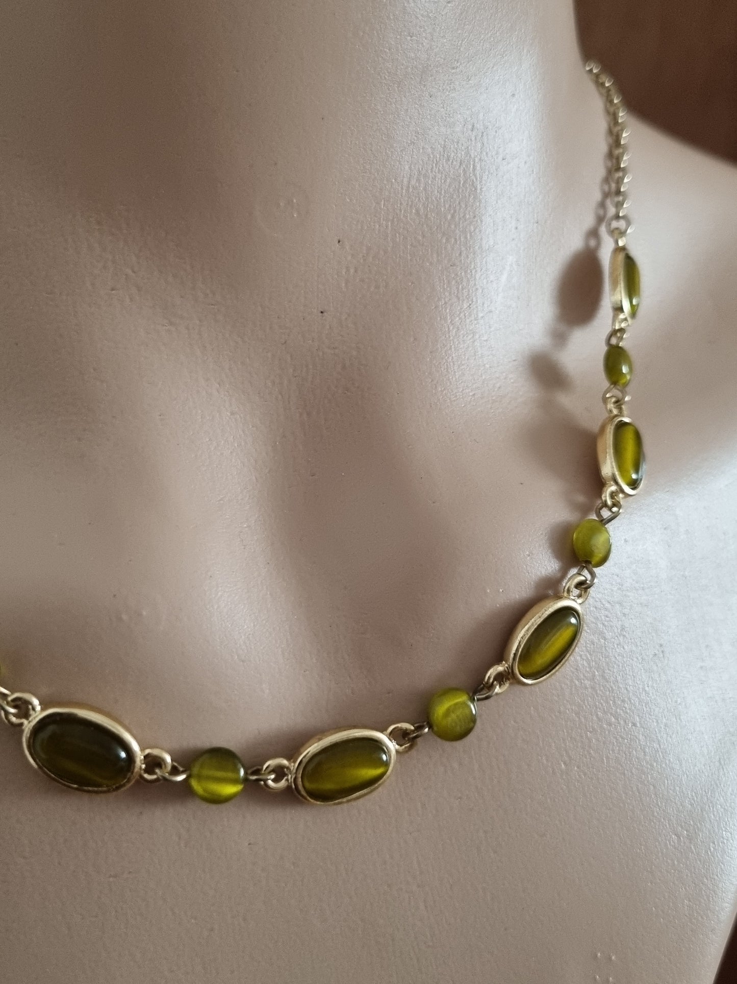 Vintage Necklace Gold Tone Green Peridot Cat Eye Necklace Costume Chain.