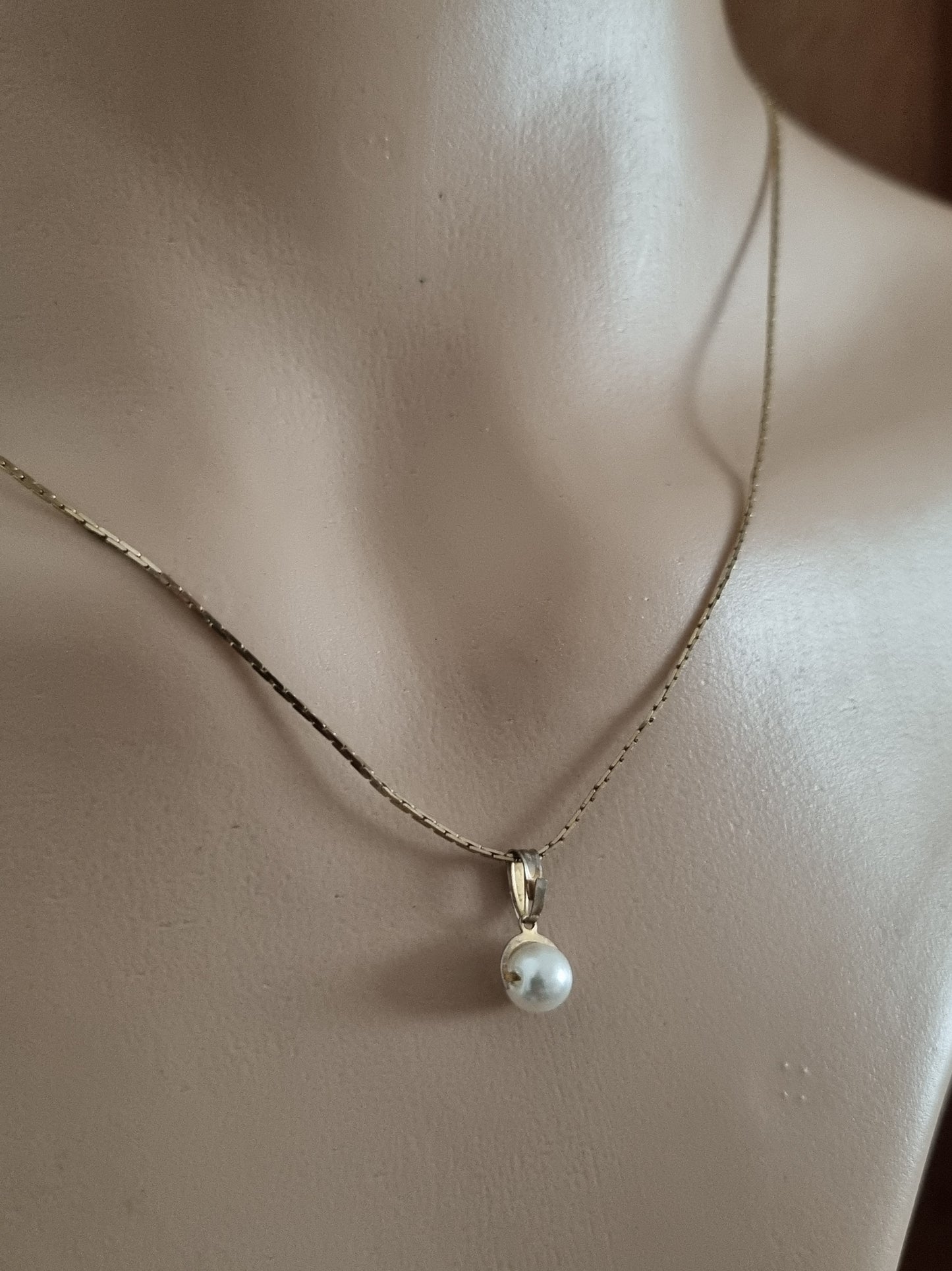 Vintage Necklace Gold Tone Faux Pearl Drop Pendant