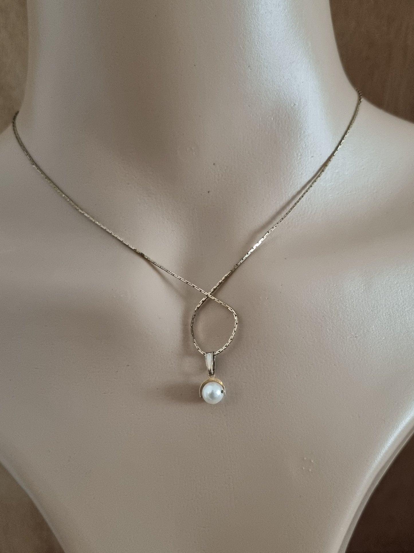 Vintage Necklace Gold Tone Faux Pearl Drop Pendant