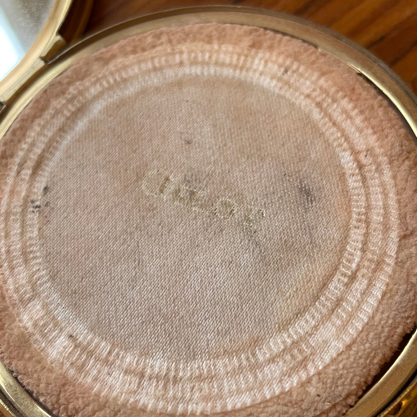 Compact Vintage Honeycomb J M Engraved Gelot Gold Tone Powder Compact