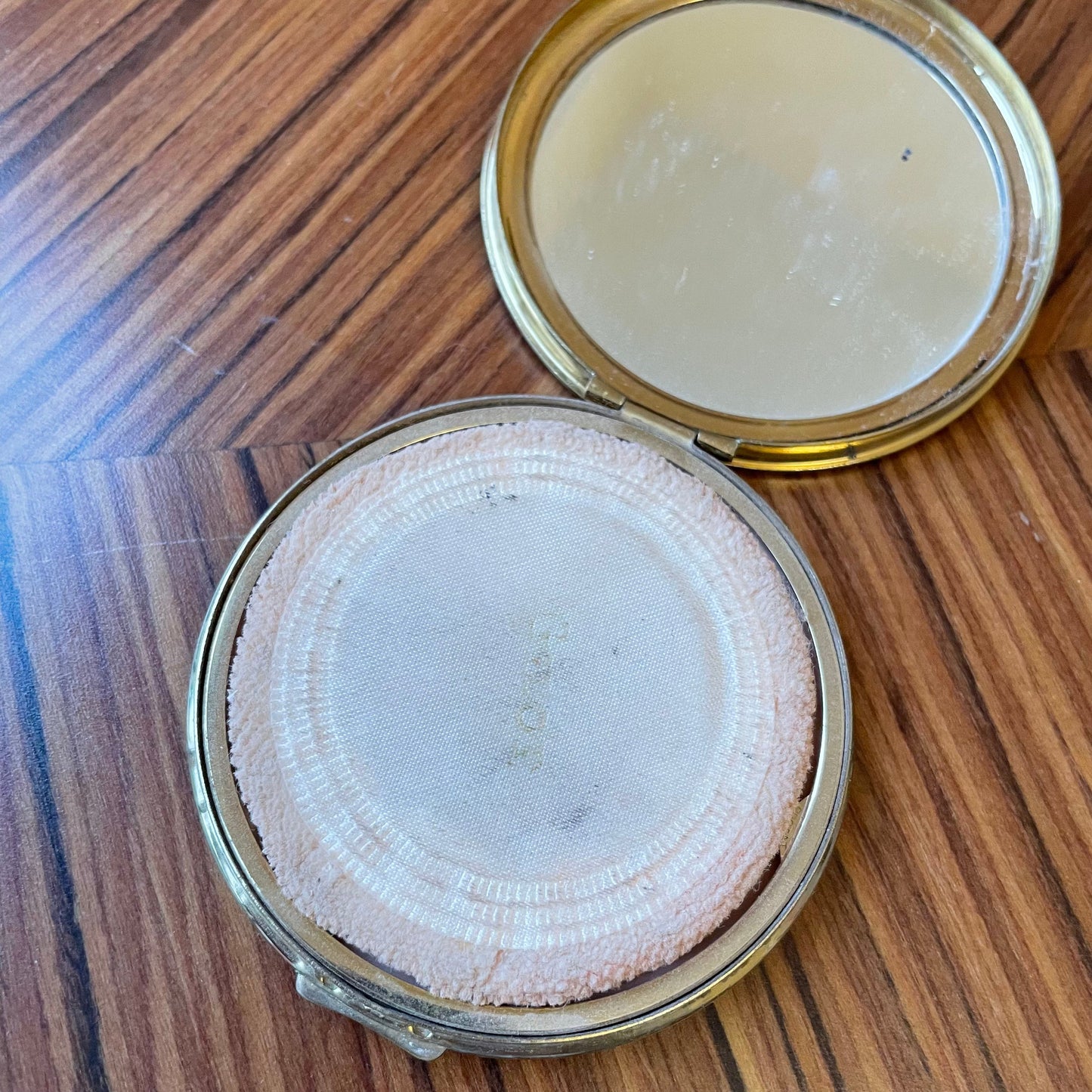 Compact Vintage Honeycomb J M Engraved Gelot Gold Tone Powder Compact