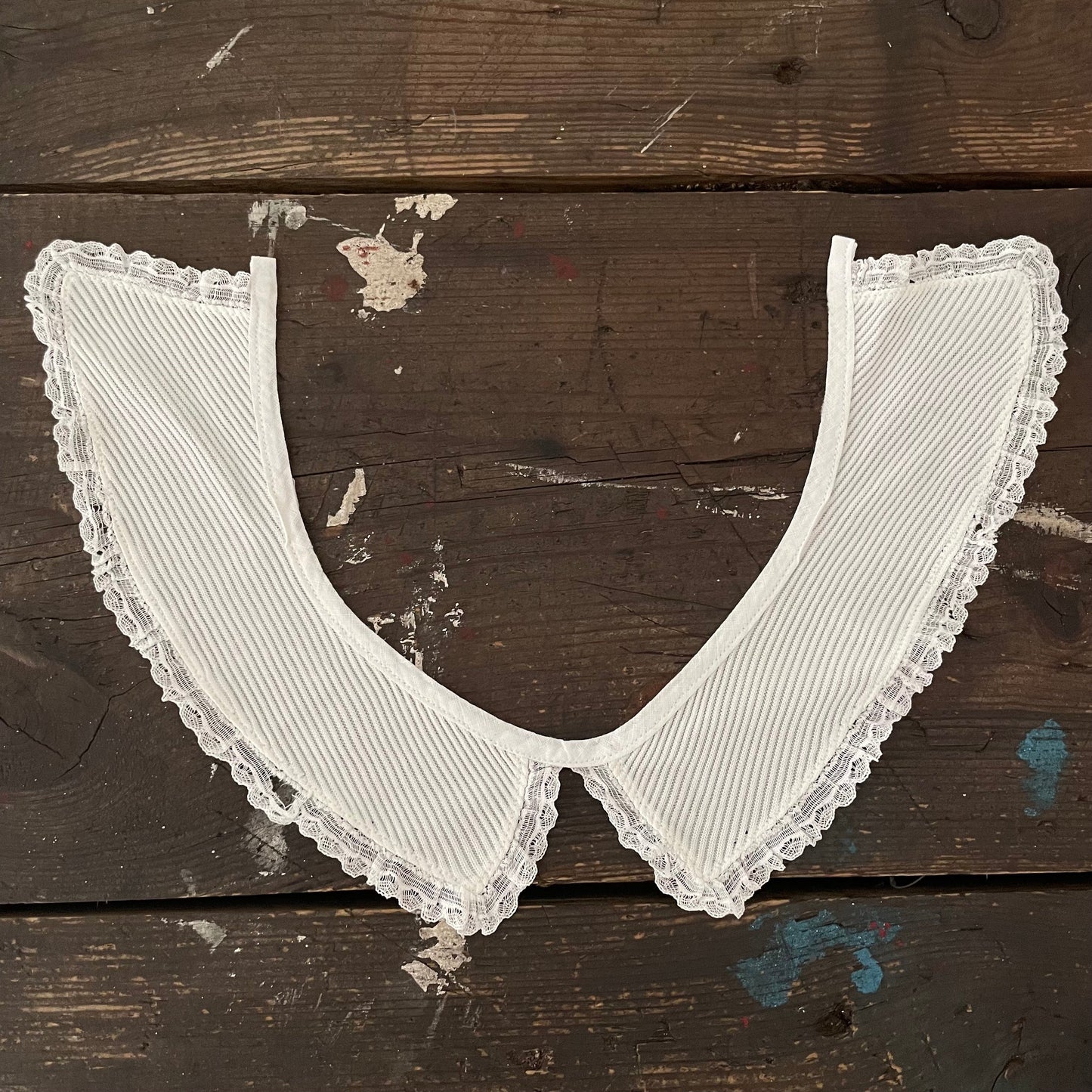Collar Antique White Ribbed Pointed Collar with Lace Trim