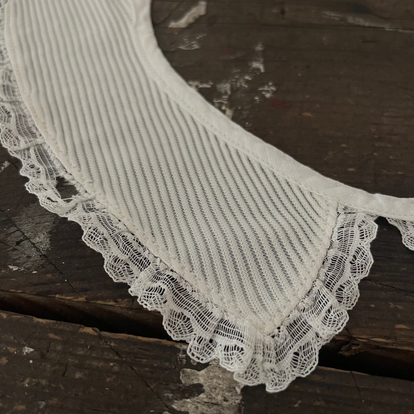 Collar Antique White Ribbed Pointed Collar with Lace Trim