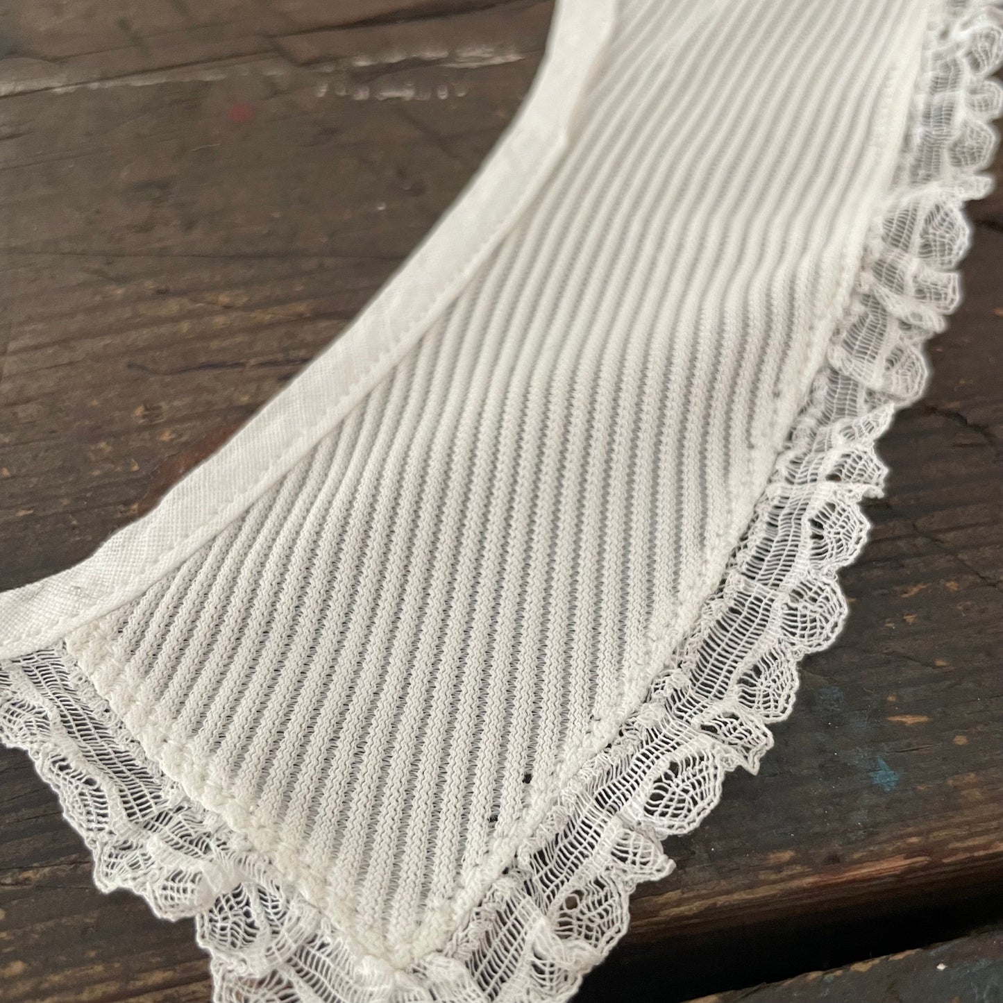Collar Antique White Ribbed Pointed Collar with Lace Trim
