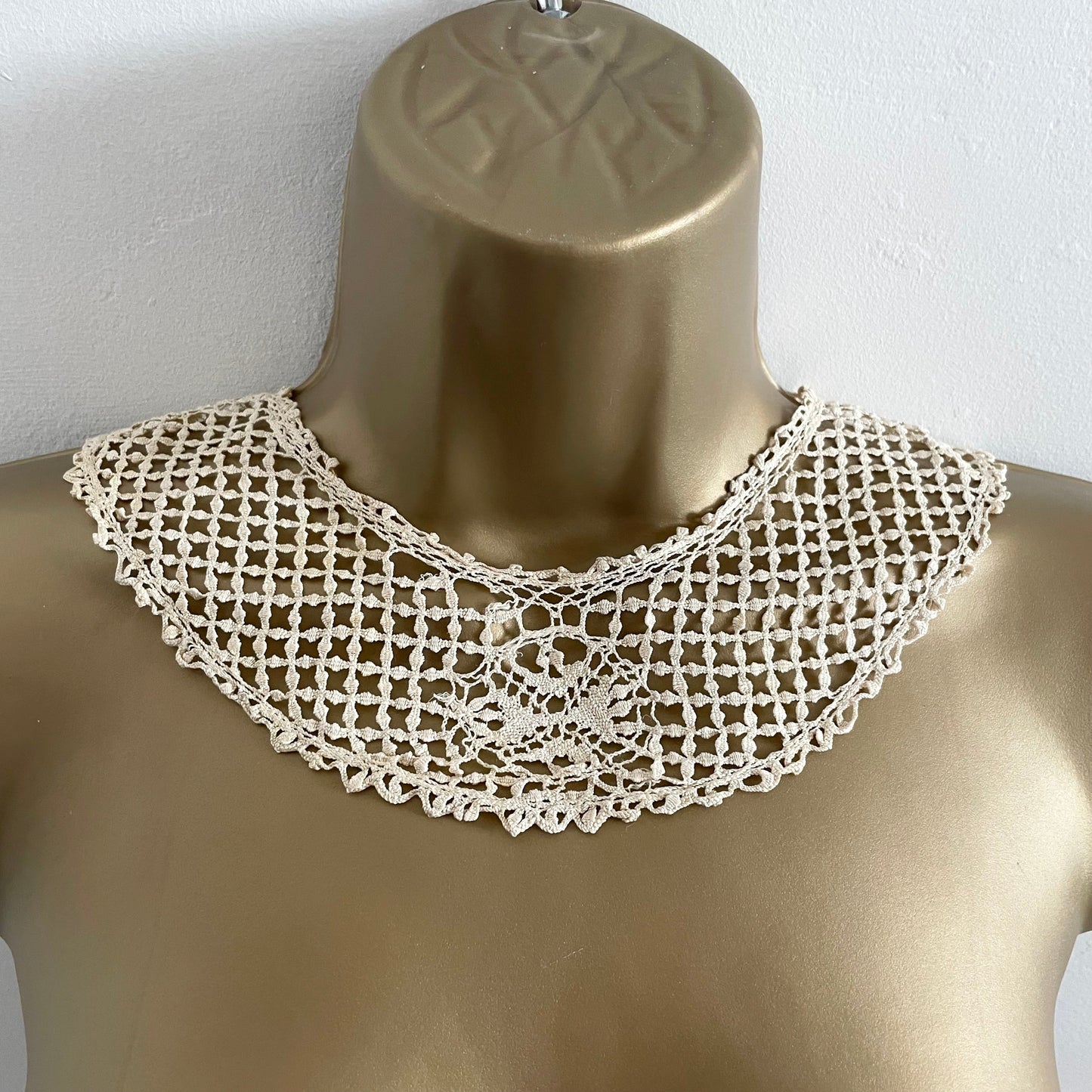 Collar Antique Cream round hand crocheted collar with floral detail