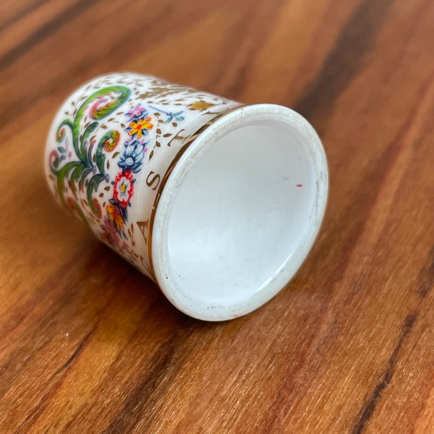 Thimble Vintage Windsor Castle White and Gold Ceramic Thimble