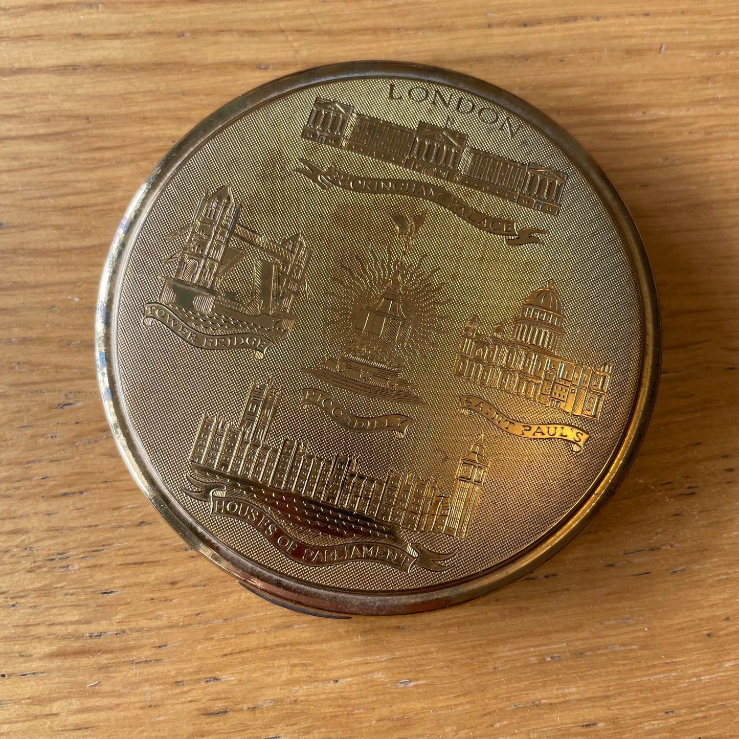 Compact Vintage Novelty Yardley London Scene Souvenir Gold Tone Compact