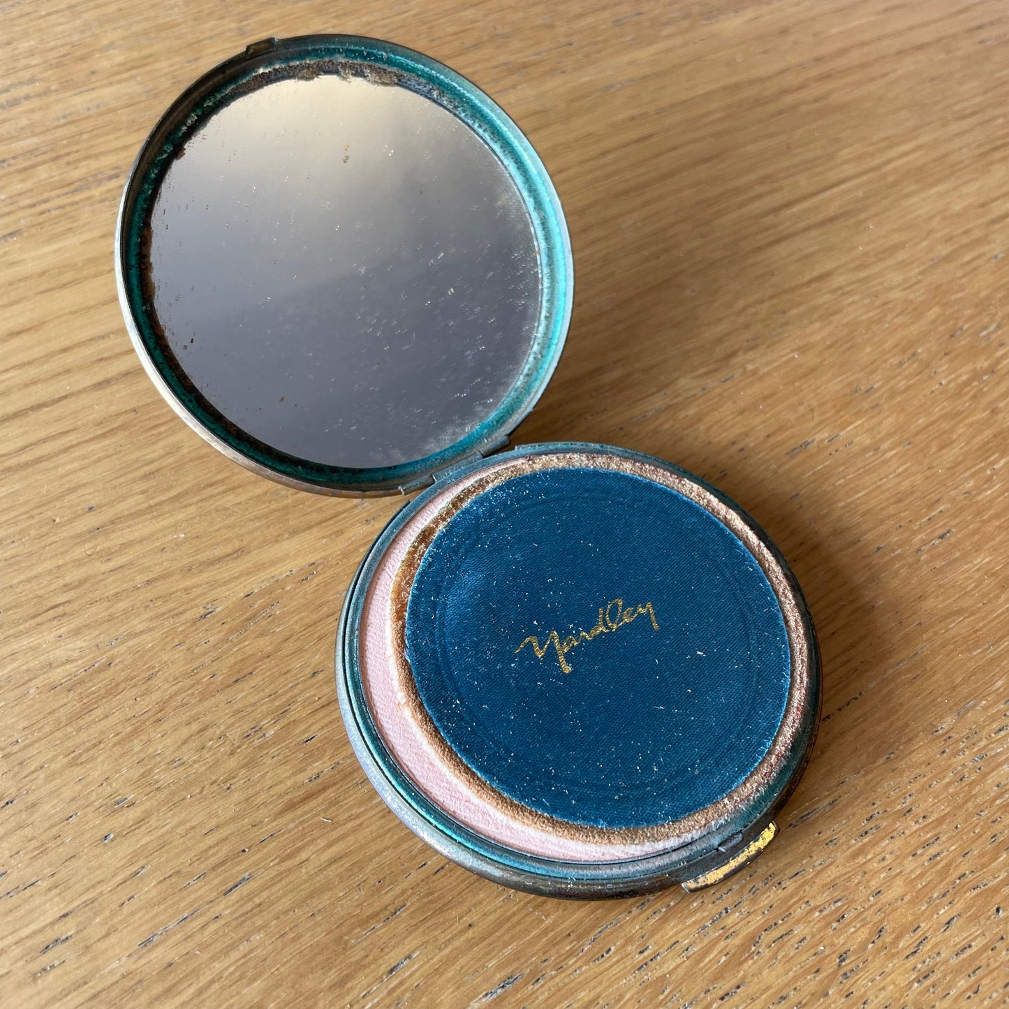 Compact Vintage Novelty Yardley London Scene Souvenir Gold Tone Compact