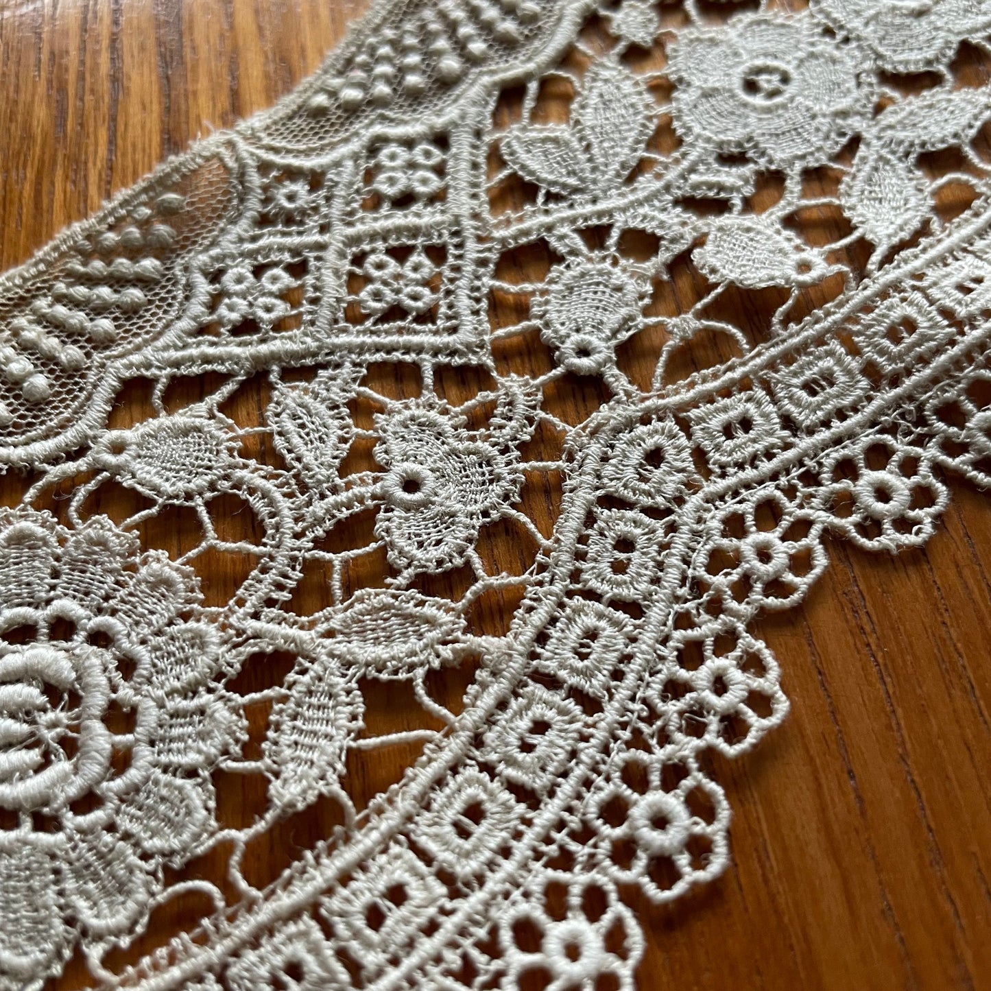 Collar Vintage Detachable Round Cream Scalloped Lace Floral Decor
