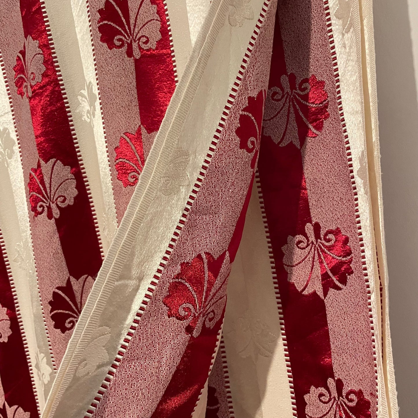 Fabric Vintage Patterned Red White Sheen Stripe Tablecloth 117x179 cm