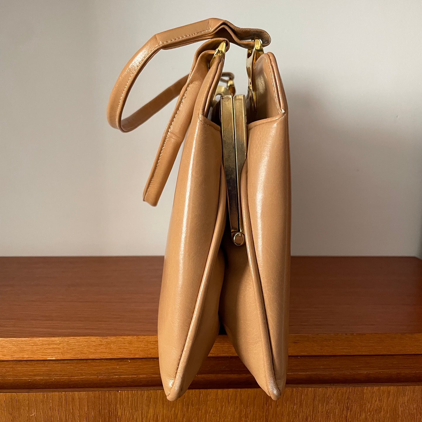 Tan Top Handle Kelly Handbag Vintage for Effortless Elegance