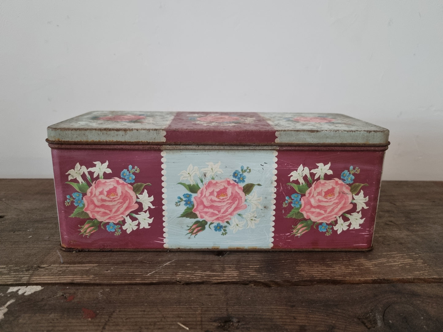 Vintage Rose Pattern Biscuit Tin for Stylish Storage Solutions