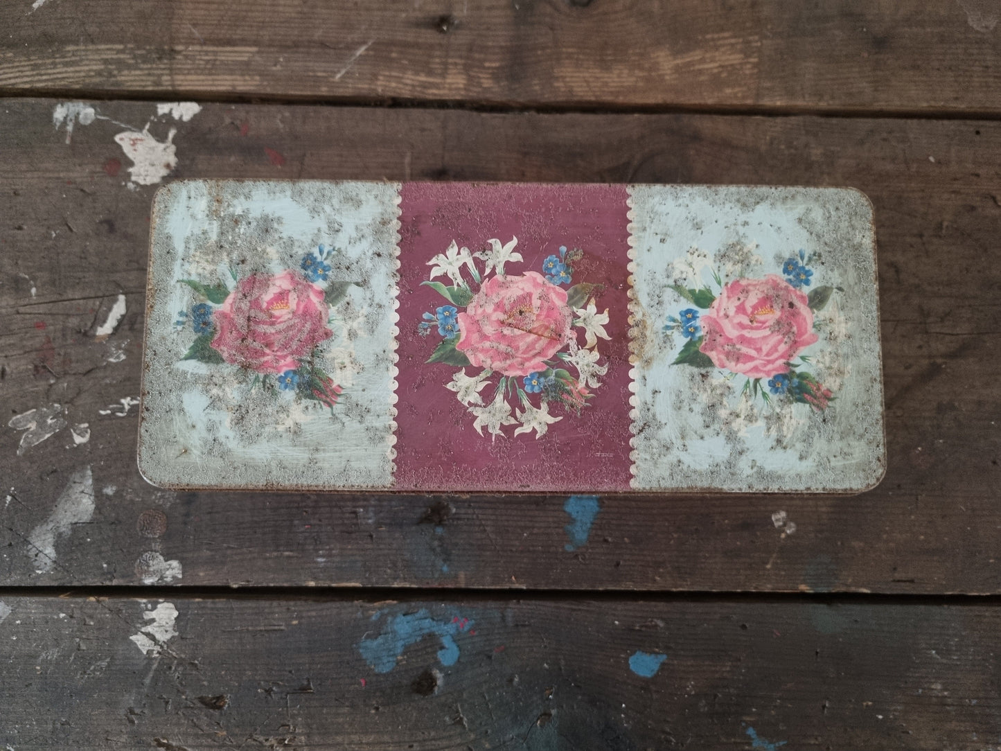 Vintage Rose Pattern Biscuit Tin for Stylish Storage Solutions