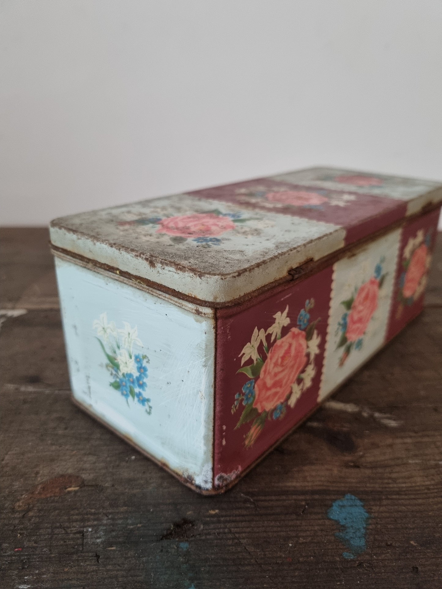 Vintage Rose Pattern Biscuit Tin for Stylish Storage Solutions