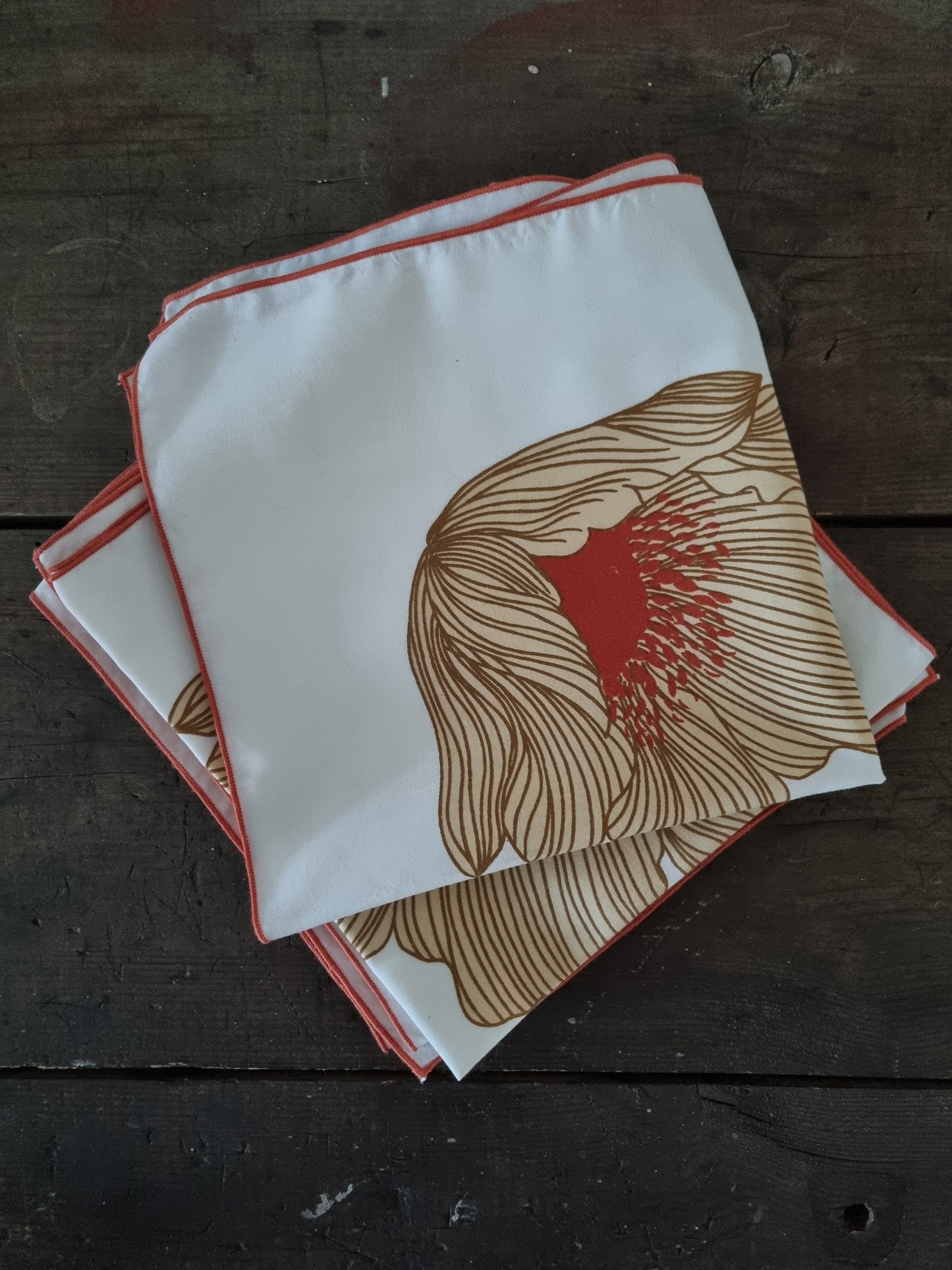 White Placemat with Floral 70s Design for Retro Dining