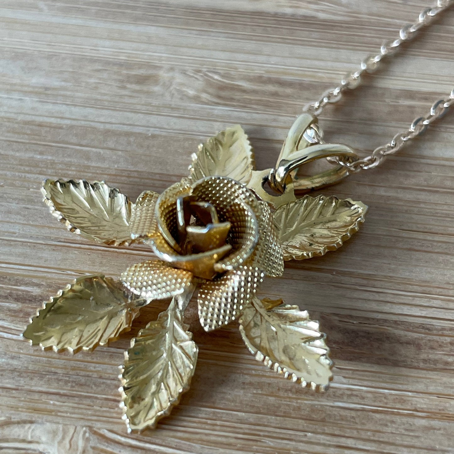Necklace Vintage Gold Tone Rose Flower Pendant with Chain
