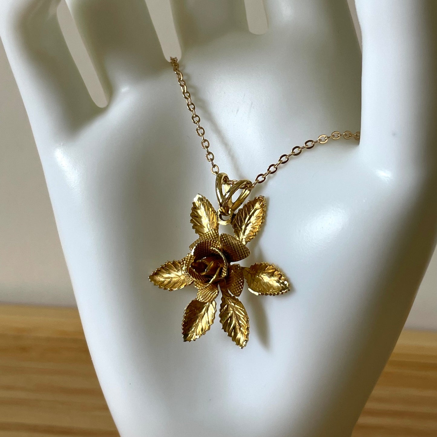 Necklace Vintage Gold Tone Rose Flower Pendant with Chain