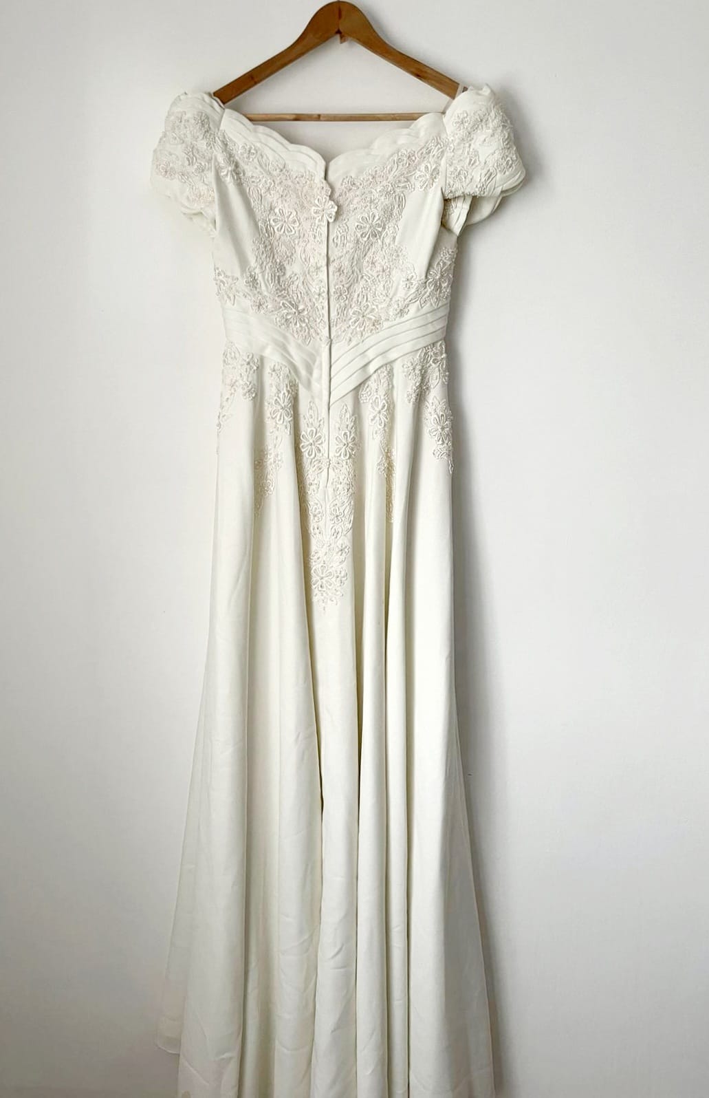 Vintage Wedding Dress UK8 Off Shoulder White Bridal Gown with Lace Train