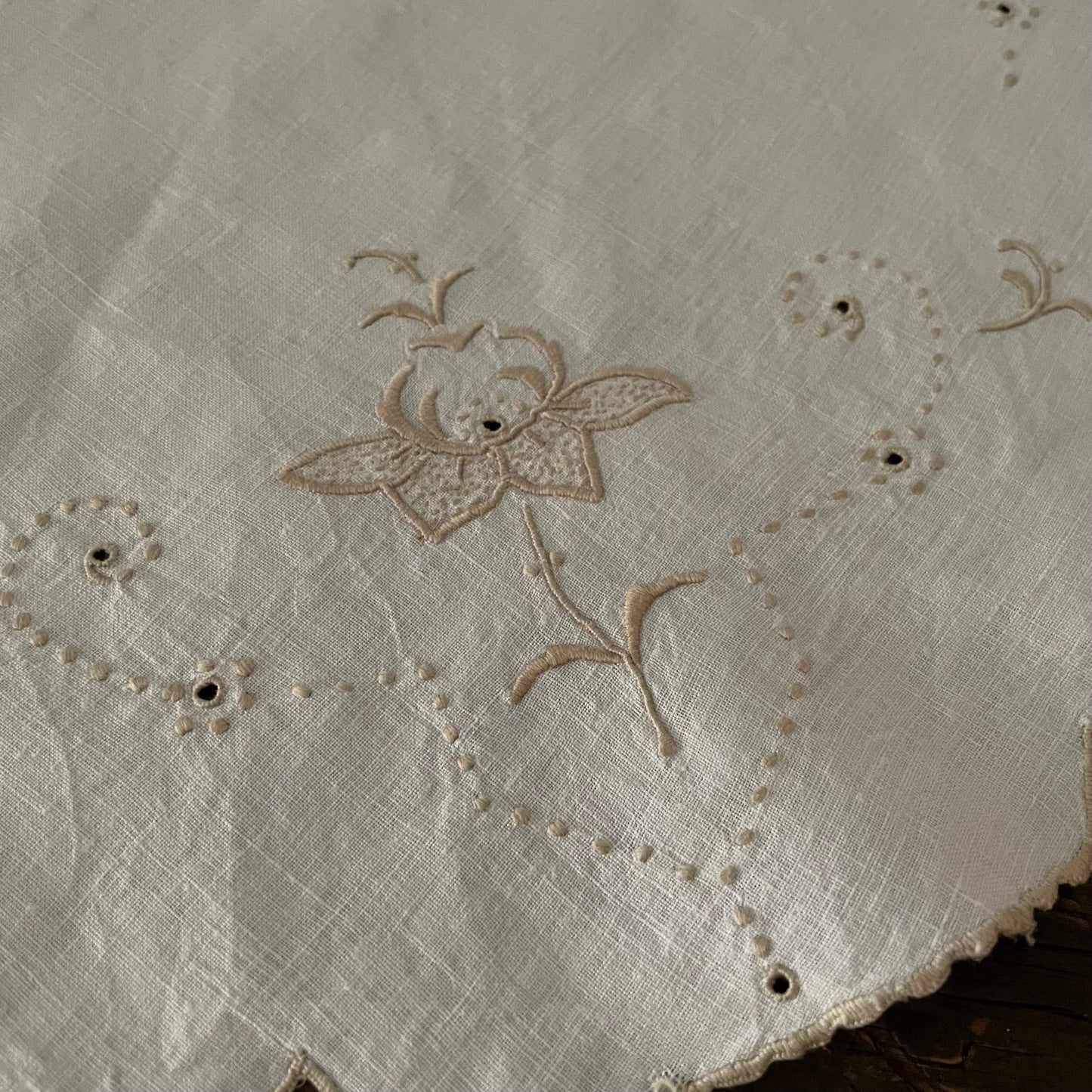 Vintage Circular White and Beige Cutout Placemat Tablecloth for Dining