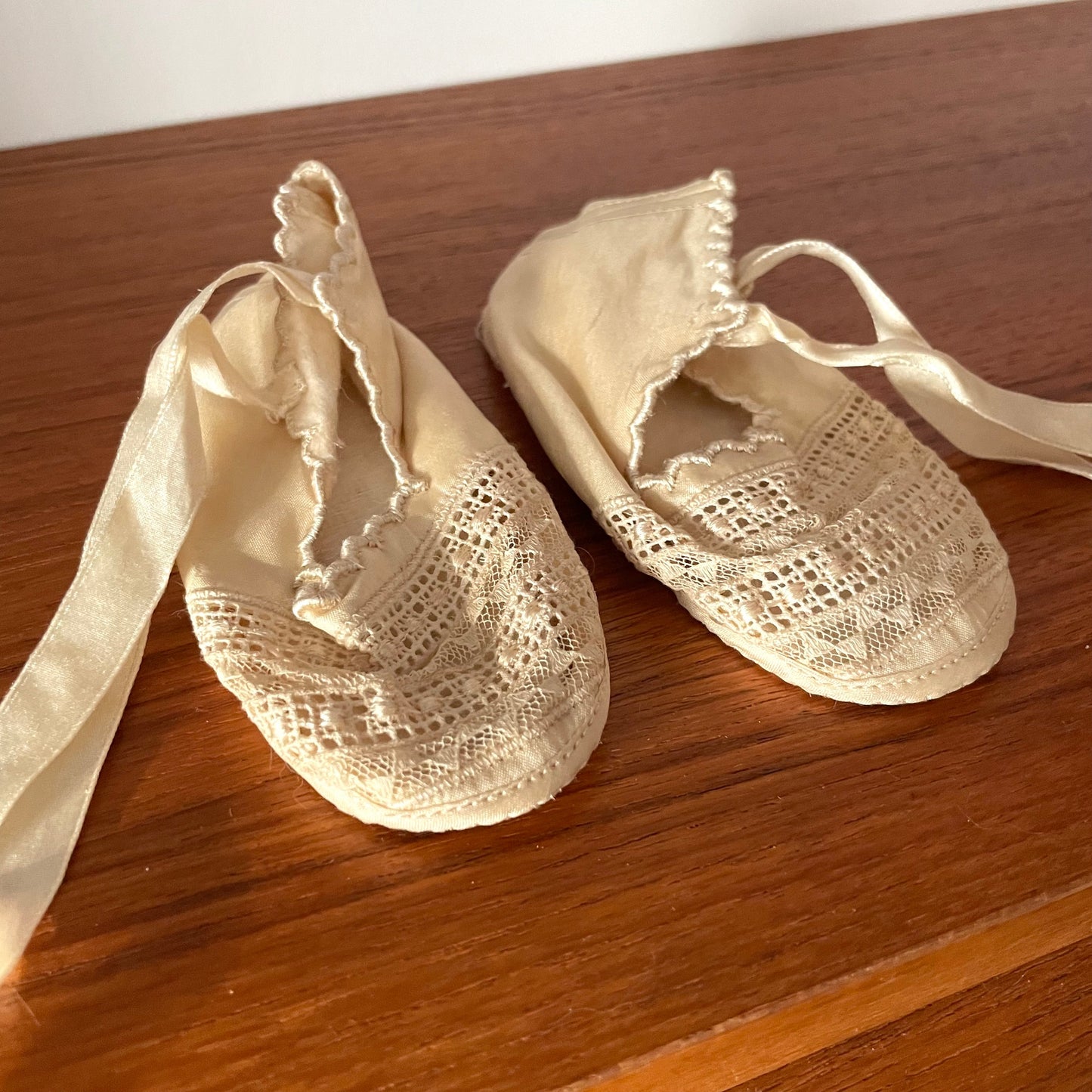 Antique 1910 Silk Cream Lace Baby Ballet Tie Shoes Slippers
