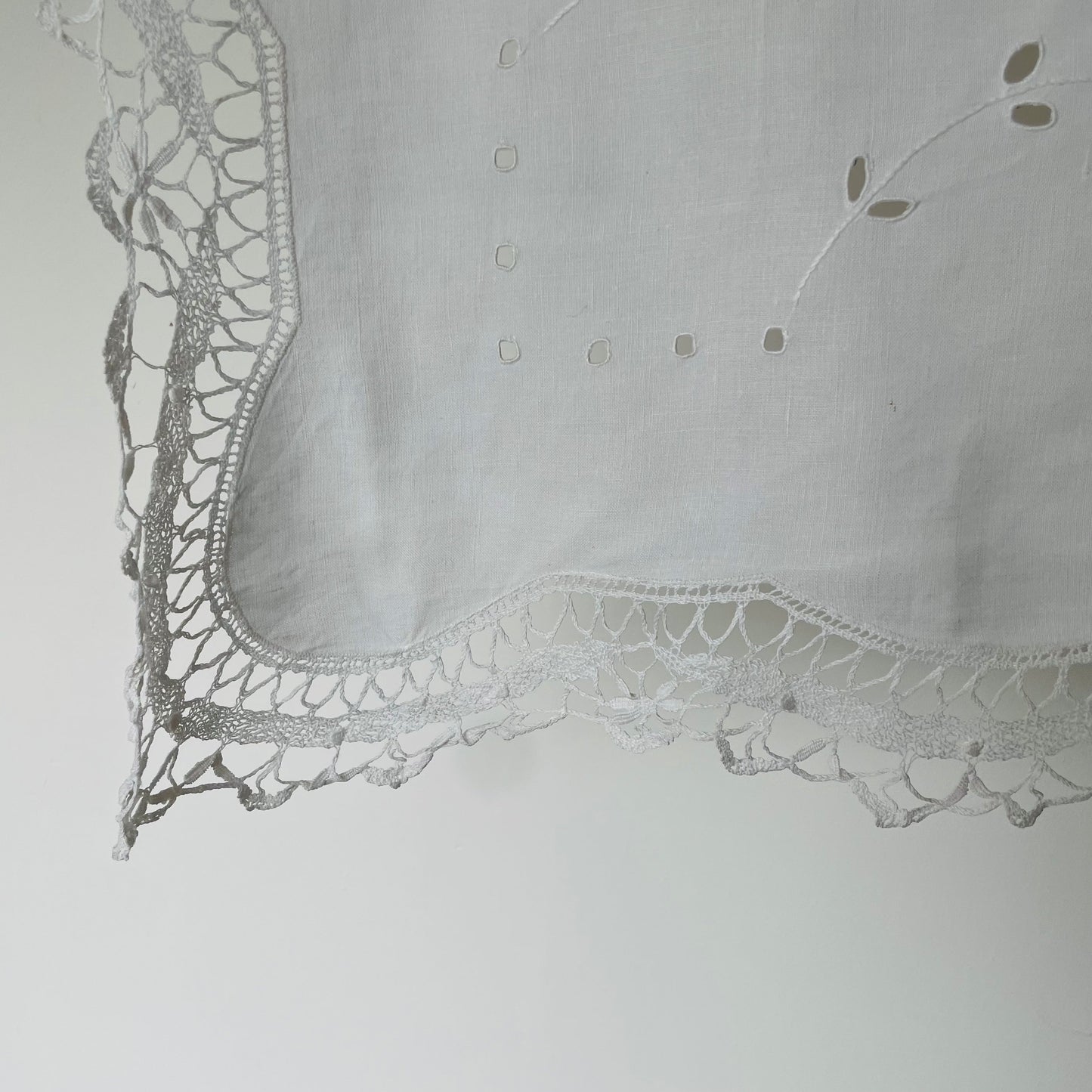 Vintage White Lace Yorkshire Rose Tablecloth with Detailing