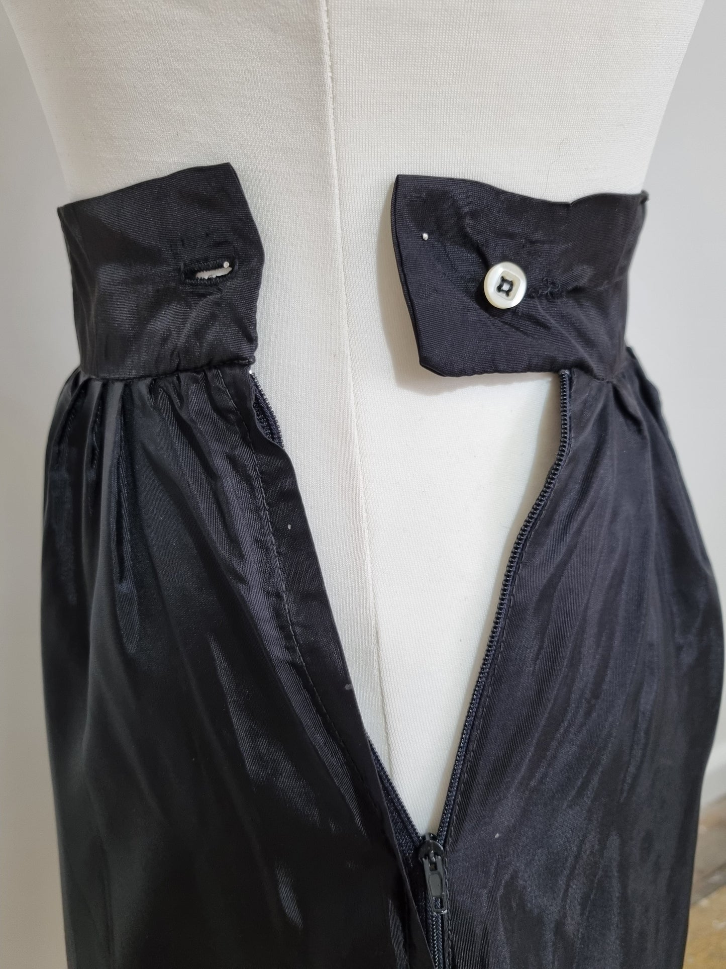 1970s Skirst. Ariella Designed by Artistes. Workwear Simplistic Design - Vintage Appreciation Society