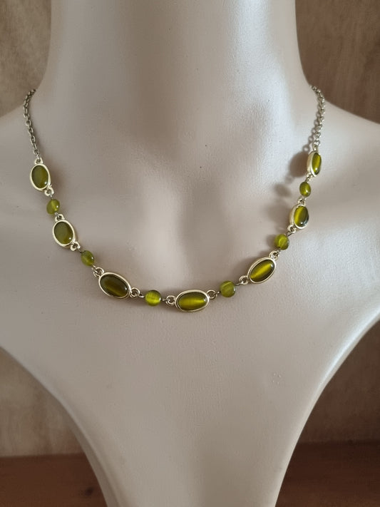 Vintage Necklace Gold Tone Green Peridot Cat Eye Necklace Costume Chain.