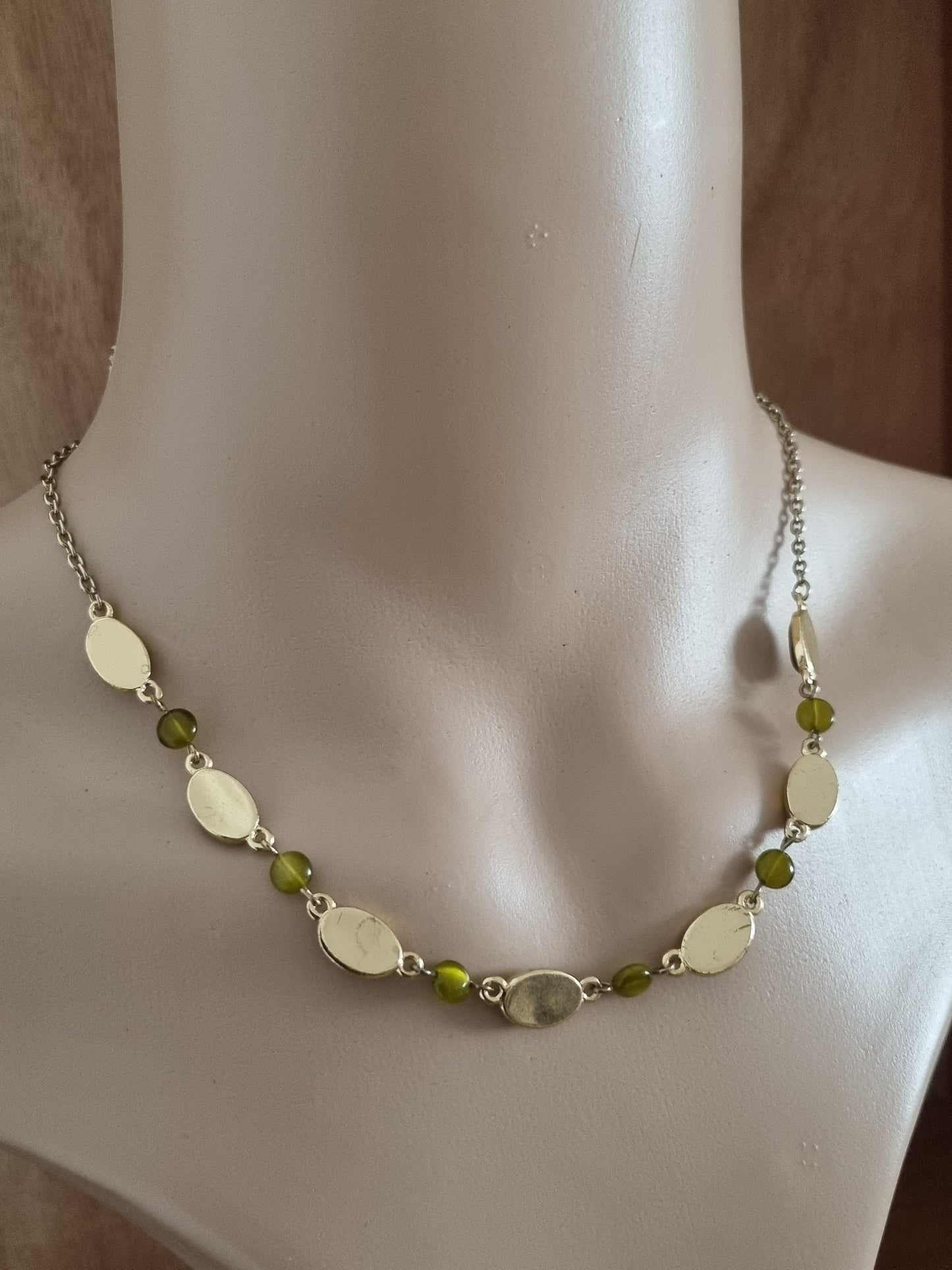 Vintage Necklace Gold Tone Green Peridot Cat Eye Necklace Costume Chain.