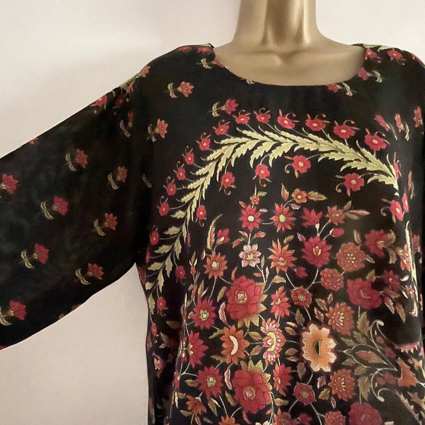 Preloved Black Knitted Floral and Long Sleeve Kaftan