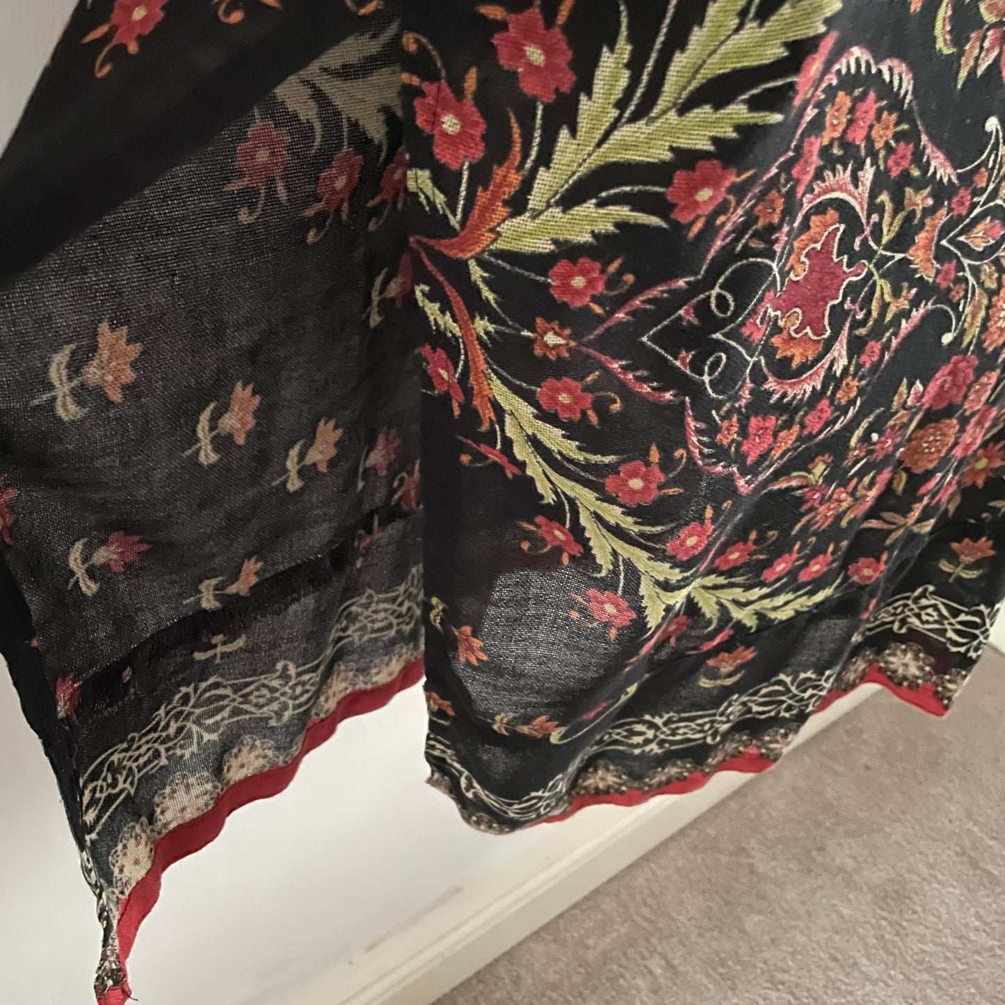 Preloved Black Knitted Floral and Long Sleeve Kaftan