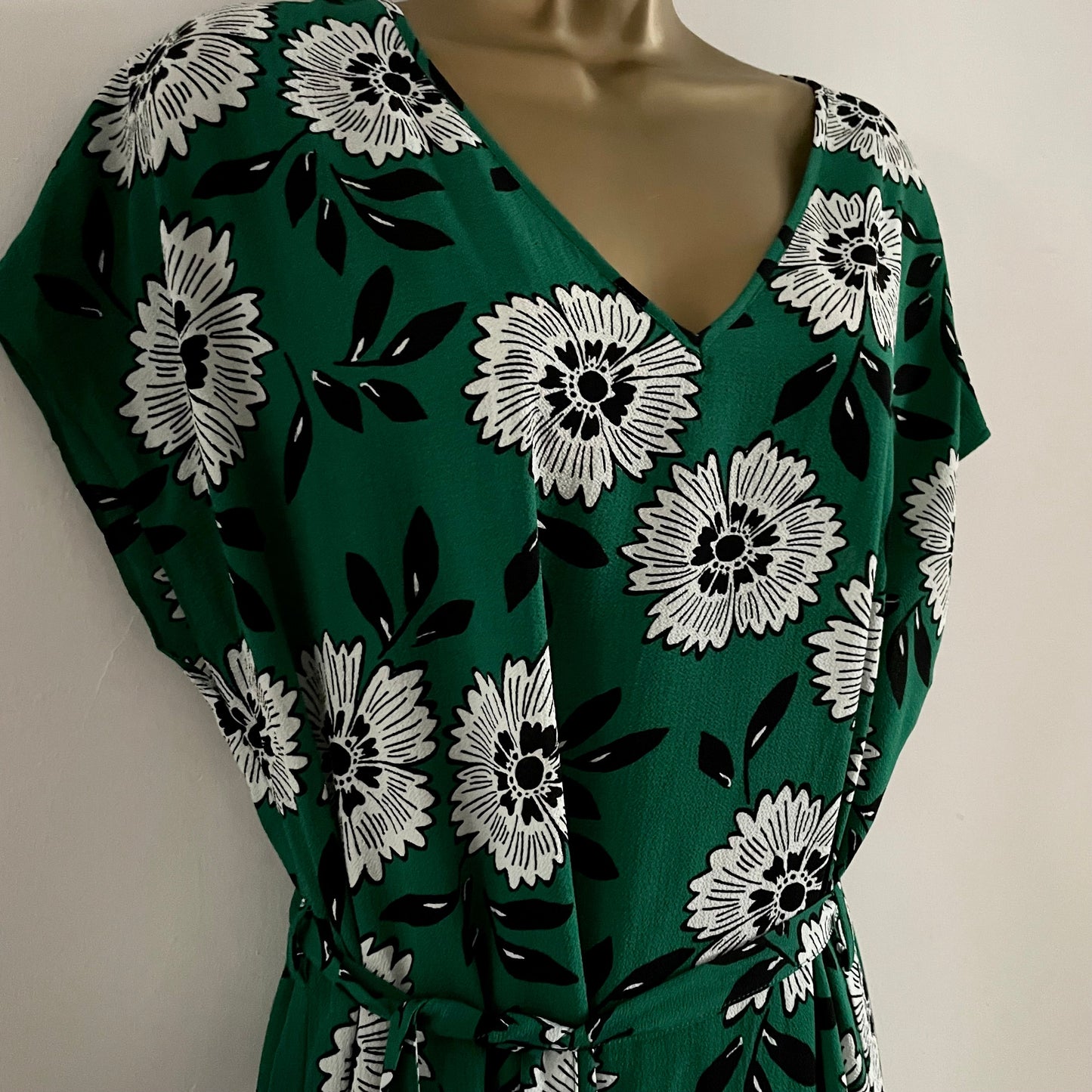 Preloved Green & White Summer Dress With tie Waist & V-neck.