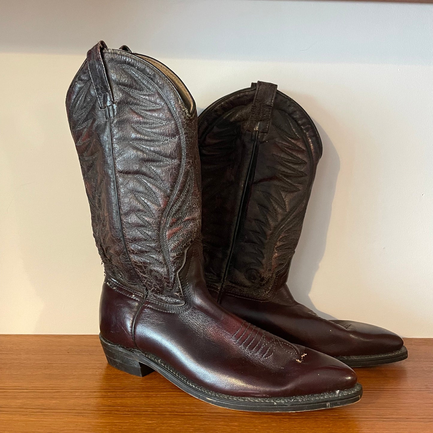 Vintage BURGUNDY RED OXBLOOD POINTED TOE COWBOY BOOTS with ZIG ZAG PATTERN STITCHING