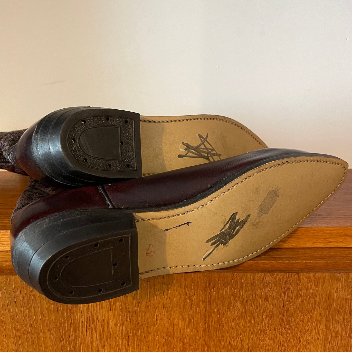 Vintage BURGUNDY RED OXBLOOD POINTED TOE COWBOY BOOTS with ZIG ZAG PATTERN STITCHING