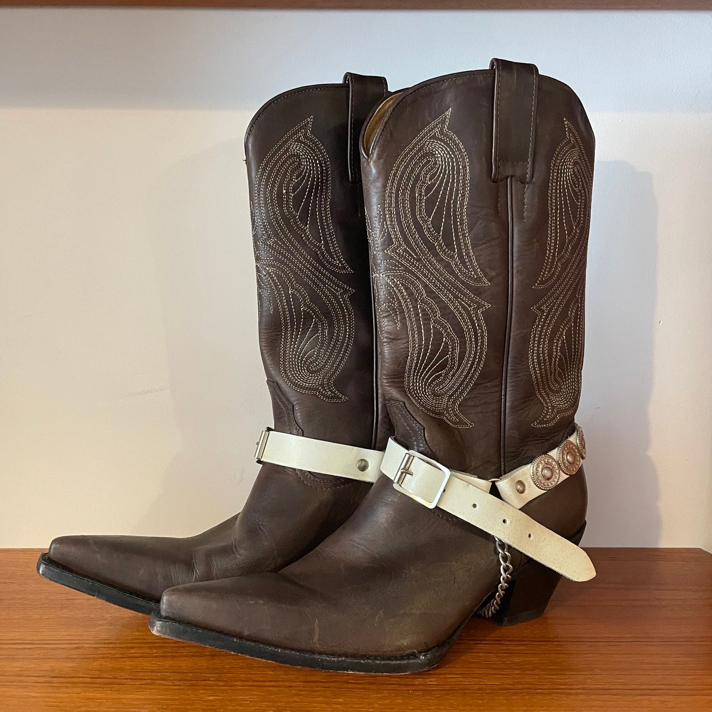 Vintage Cowboy Boots JE VER BROWN WITH WHITE CONTRAST STITCHING BELT & CHAIN LEATHER.