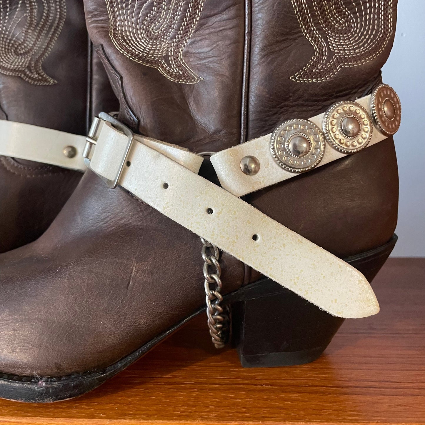 Vintage Cowboy Boots JE VER BROWN WITH WHITE CONTRAST STITCHING BELT & CHAIN LEATHER.