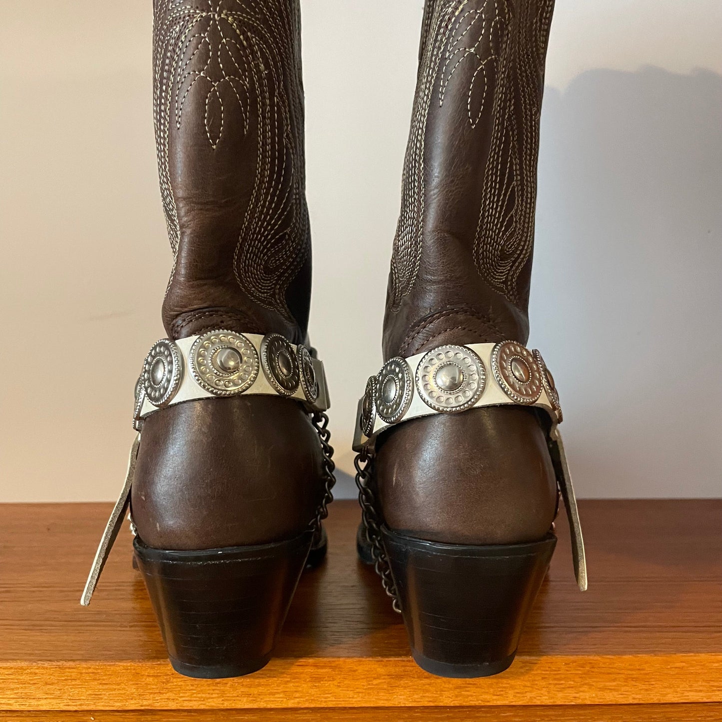 Vintage Cowboy Boots JE VER BROWN WITH WHITE CONTRAST STITCHING BELT & CHAIN LEATHER.