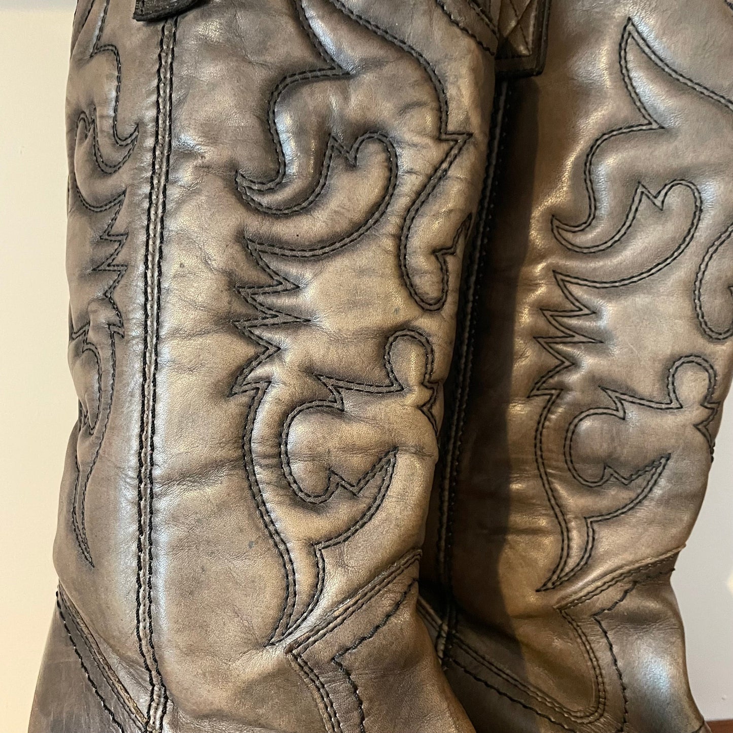 Vintage Cowboy Boots MADE IN PORTUGAL LEATHER BROWN WORN WITH BLACK FLAME STITCHING HEEL. Abanaon