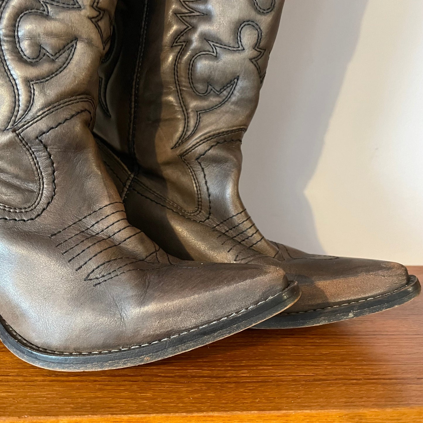 Vintage Cowboy Boots MADE IN PORTUGAL LEATHER BROWN WORN WITH BLACK FLAME STITCHING HEEL. Abanaon