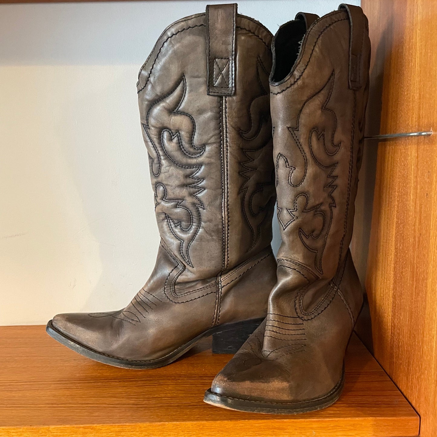 Vintage Cowboy Boots MADE IN PORTUGAL LEATHER BROWN WORN WITH BLACK FLAME STITCHING HEEL. Abanaon