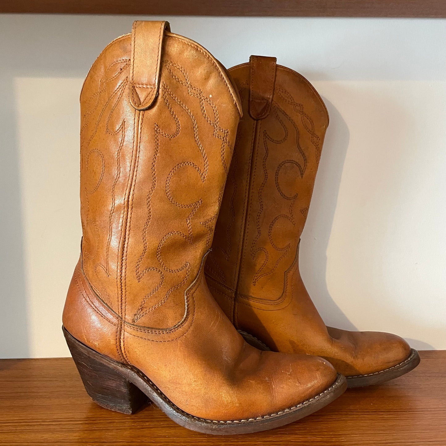 Vintage TAN ORANGE BROWN COWBOY BOOTS WITH COMPLIMENTARY STITCHED DESIGN