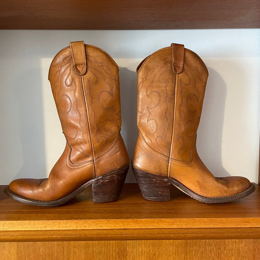 Vintage TAN ORANGE BROWN COWBOY BOOTS WITH COMPLIMENTARY STITCHED DESIGN