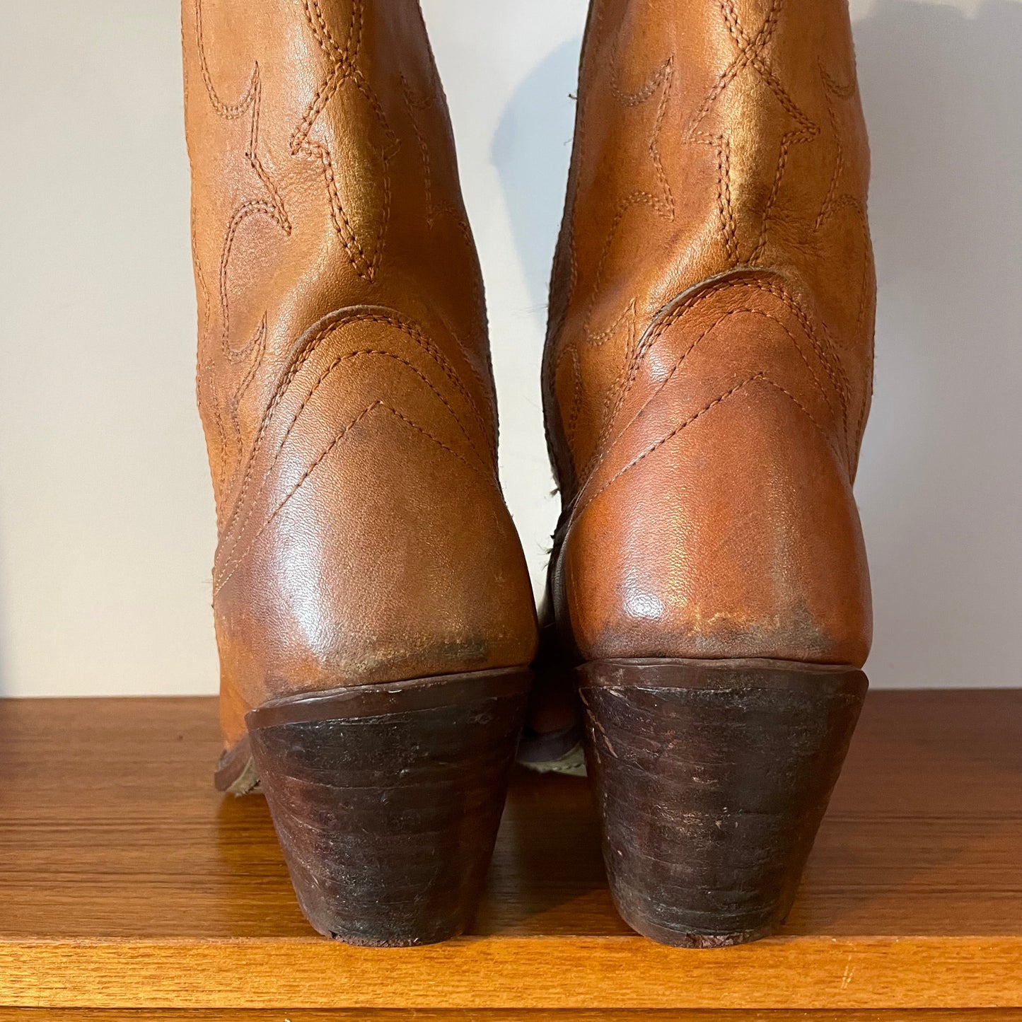 Vintage TAN ORANGE BROWN COWBOY BOOTS WITH COMPLIMENTARY STITCHED DESIGN