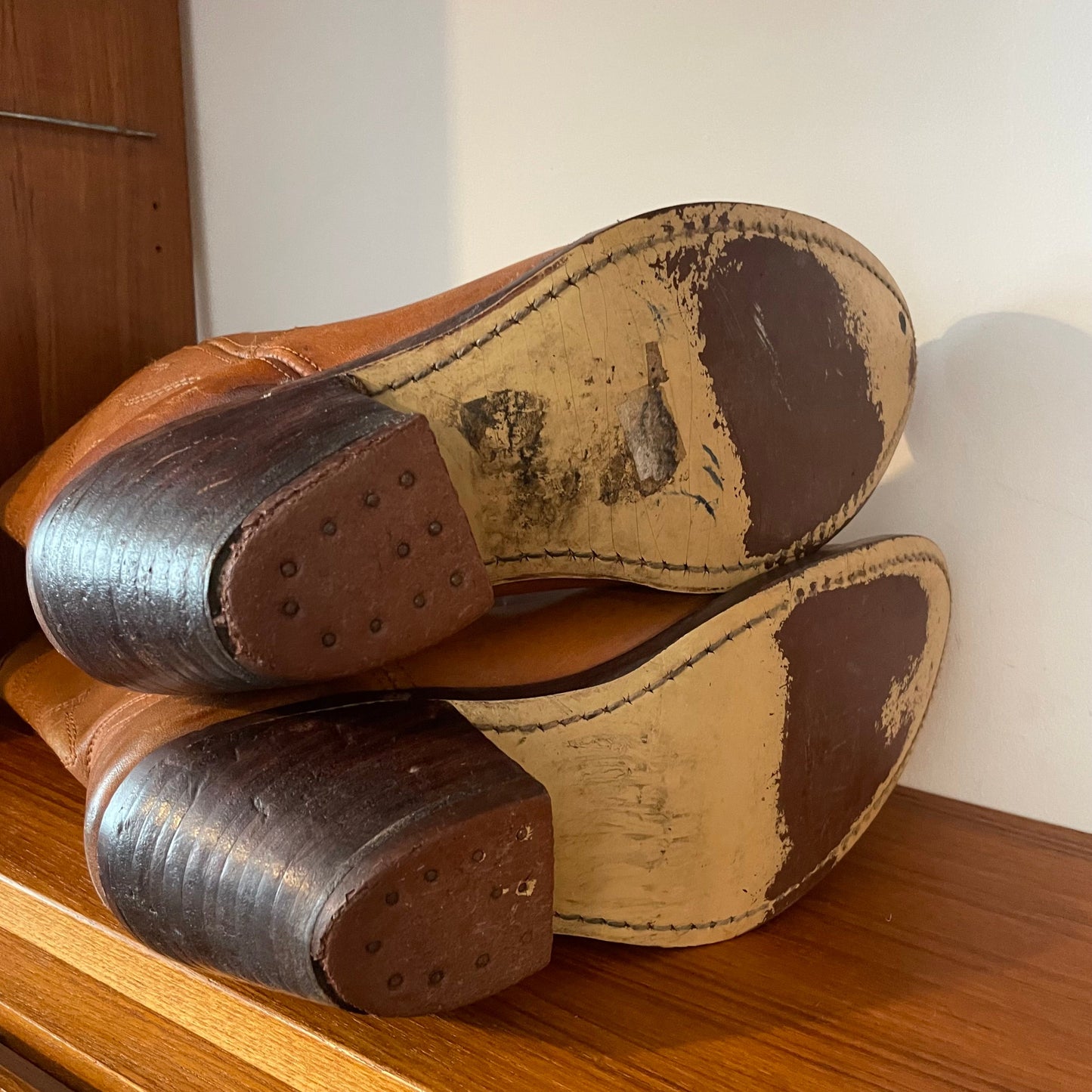 Vintage TAN ORANGE BROWN COWBOY BOOTS WITH COMPLIMENTARY STITCHED DESIGN