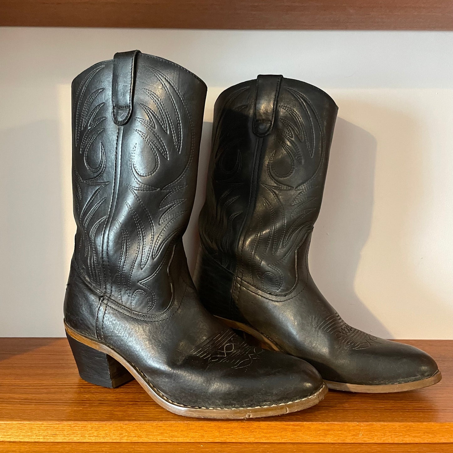 Vintage Cowboy Boots BLACK BOOTS WITH FLAME DESIGN STITCHING. LEATHER UPPER, MAN MADE SOLE 