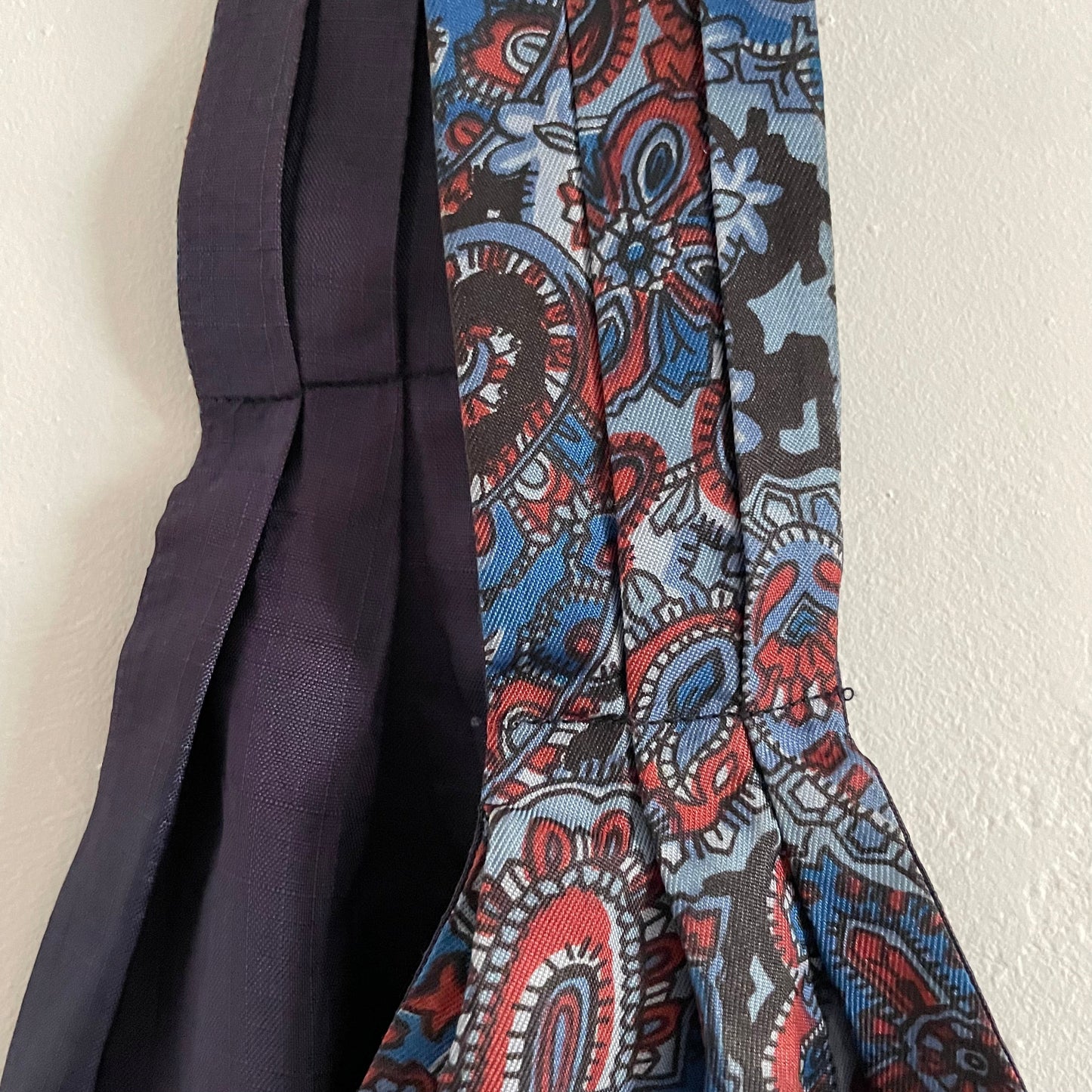 Vintage Unbranded Blue and red paisley patterned cravat ascot with purple lining